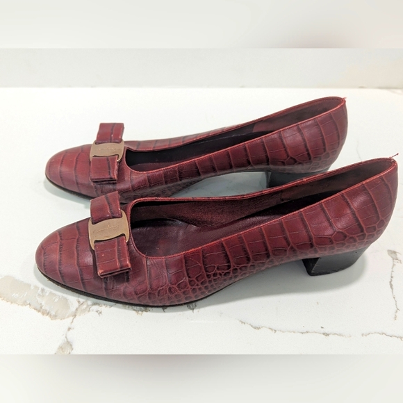 Salvatore Ferragamo Vara Bow Croc Leather Burgundy/Wine Shows Pumps Size 10B - Picture 1 of 10